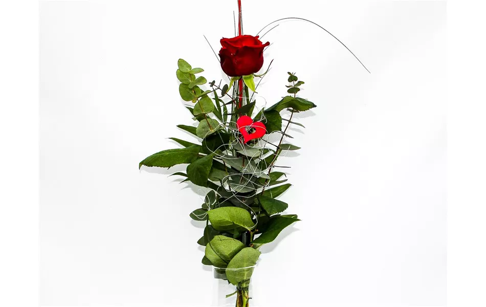 Rose Rot gebunden mit Eukalyptus und Herz Deko