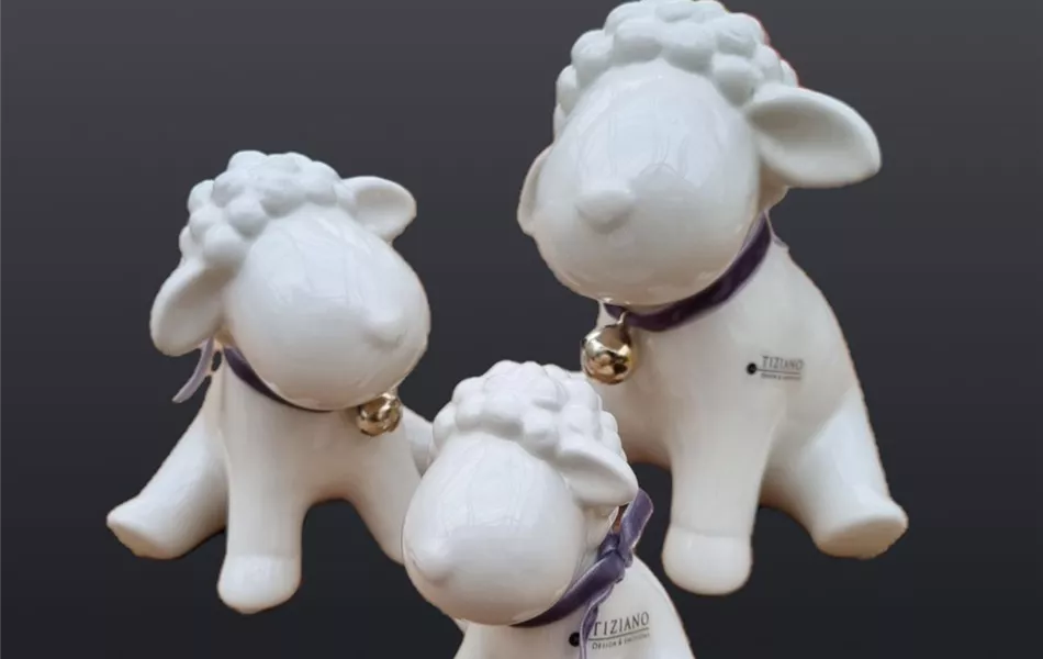 Deko Lamm Tonja mit Glocke creme-weiß