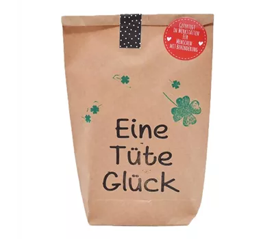 Eine Tüte Glück Wundertüte mit Kleeblatt und Glück