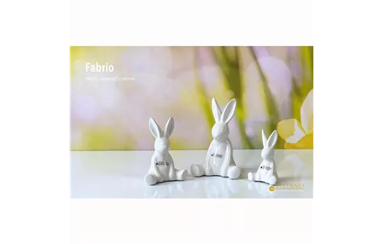 Hase Fabrio sitzend Arm runter creme