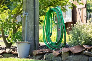 Sommer, Sonne, Abkühlung: eine Gartendusche für den Sommer