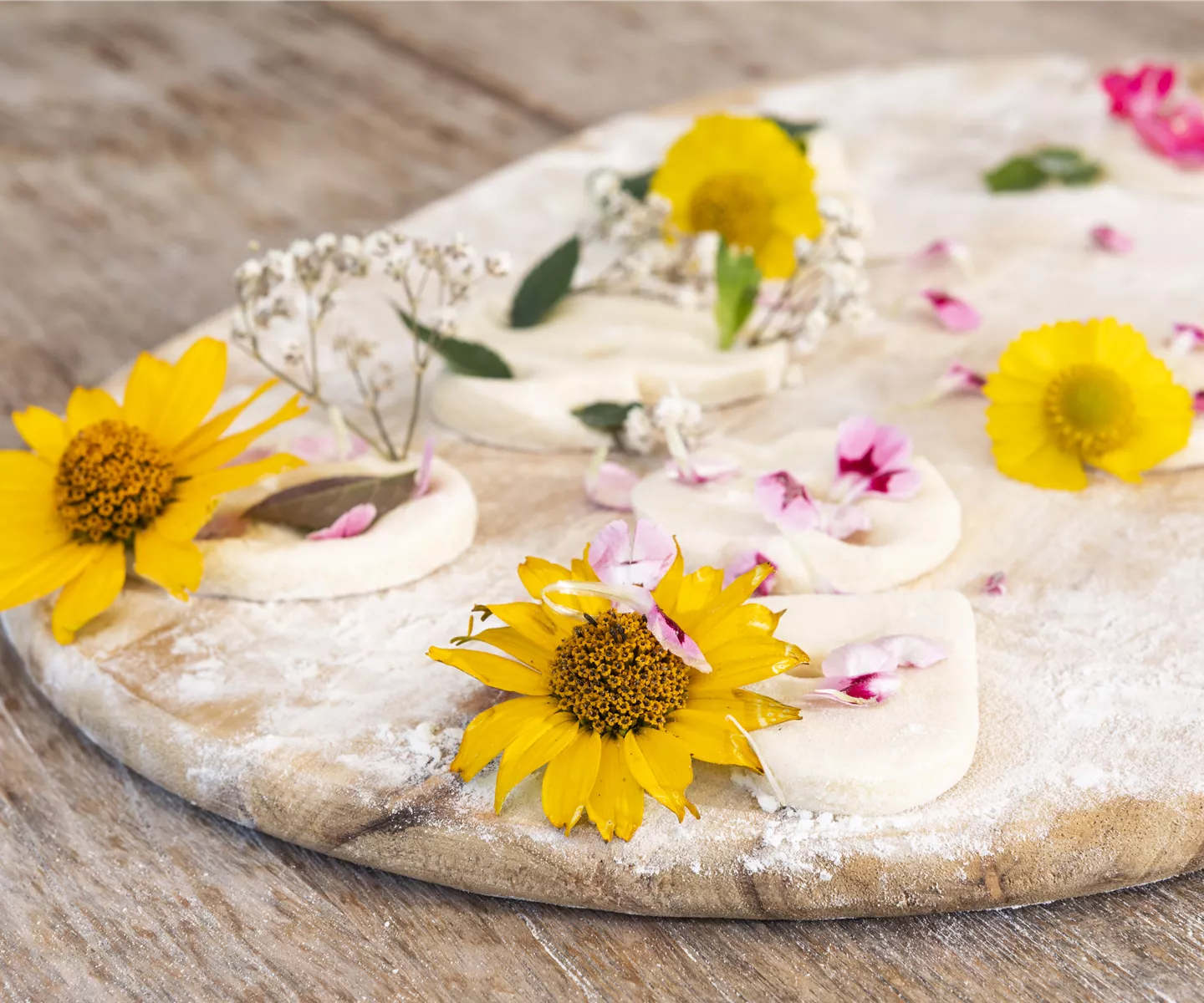 Blumenanhänger aus Salzteig – der Sommer wird bunt!