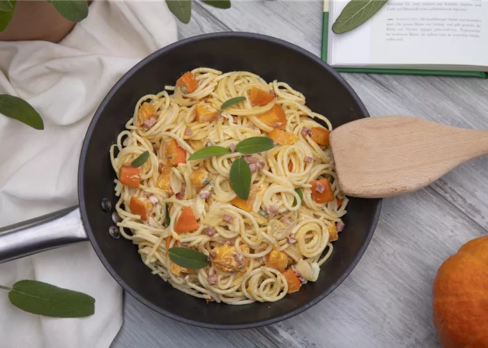 Spaghetti mit Salbei-Kürbissoße und Speck