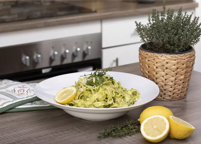 Tagliatelle mit Thymian-Zitronen-Pesto