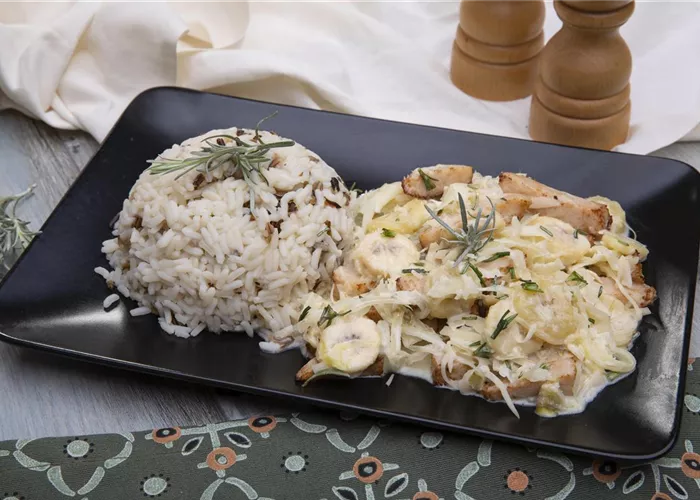 Hähnchenbrust mit Currykraut in cremiger Sahnesoße