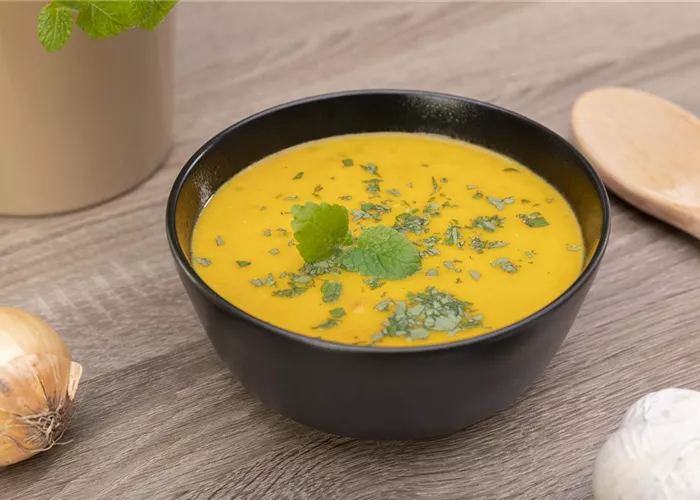 Kürbissuppe mit Zitronenmelisse