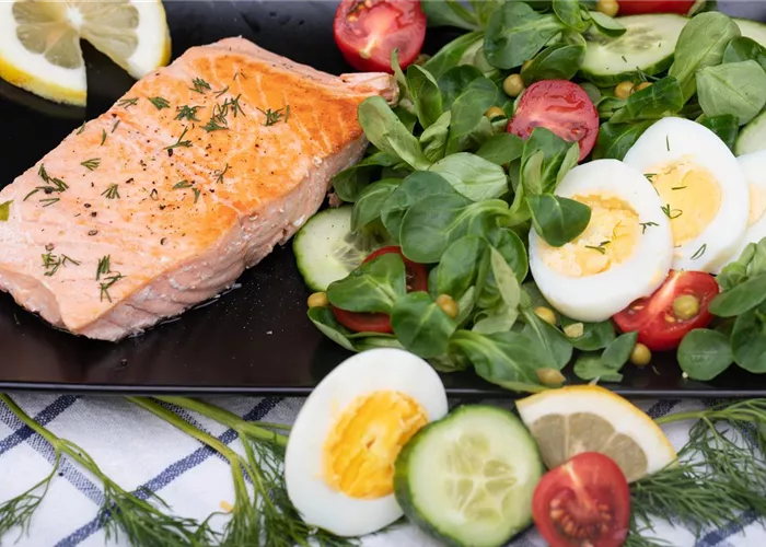Feldsalat mit Räucherlachs und Ei