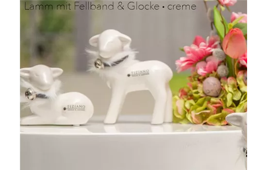 Lamm Greta stehend mit Fellband und Glocke weiß-cr Lamm Greta stehend mit Fellband und Glocke weiß-cr