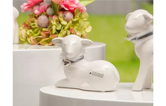 Lamm Greta liegend mit Fellband und Glocke weiß-cr