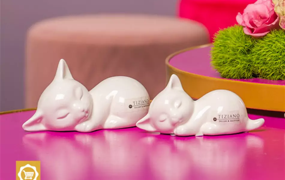 Katze Sadira liegend creme